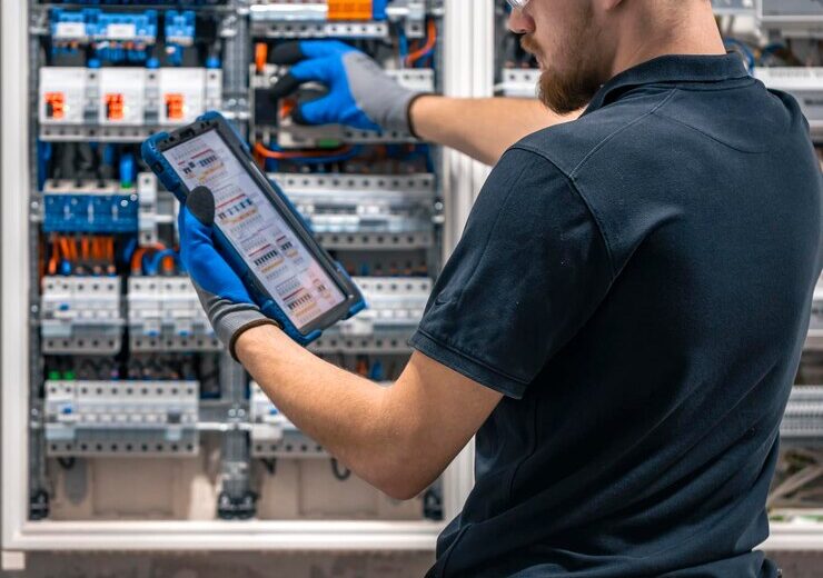 Cum alegem schema de comandă potrivită pentru un panou electric industrial