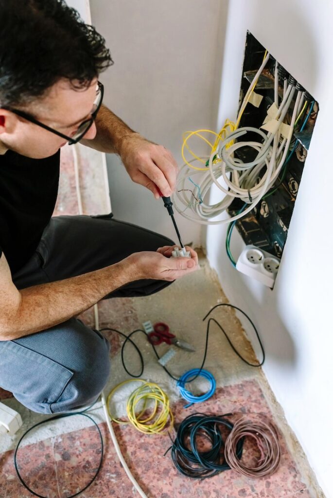 Acasă 54 Instalațiile electrice în ansamblurile rezidențiale: provocări și soluții