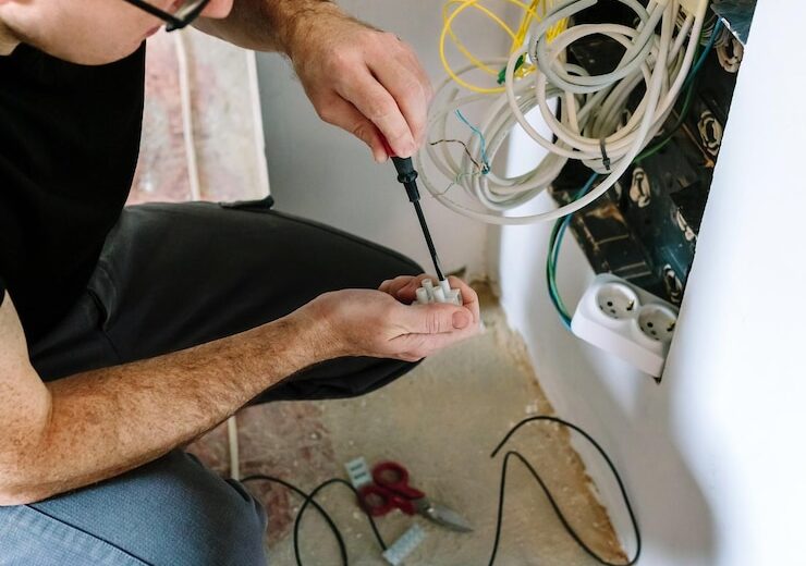 Instalațiile electrice în ansamblurile rezidențiale: provocări și soluții