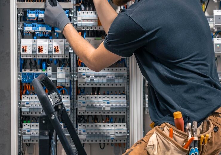 Instalațiile electrice în spații comerciale: cerințe legale și tehnice