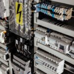 Integrarea PLC-urilor în panouri electrice industriale