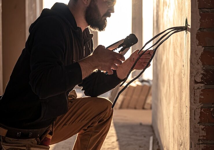 Când este necesară înlocuirea completă a unei instalații electrice vechi